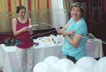 Dos de nuestras decoradoras, preparando la estructura de la figura