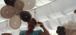 Maria Jos� colgando una de las nubes que decoran el sal�n