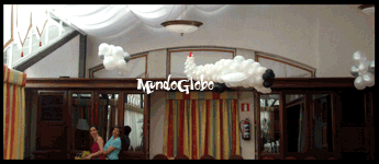 Nuria y Maria Jos� bajo la decoraci�n de globos