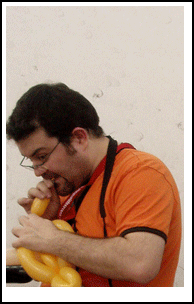 Eloy peleando con un globo... esto es globofagia?