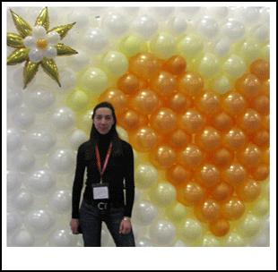 Nuria frente al muro del amor