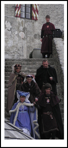 La corte sale a recibirnos al llegar al castillo